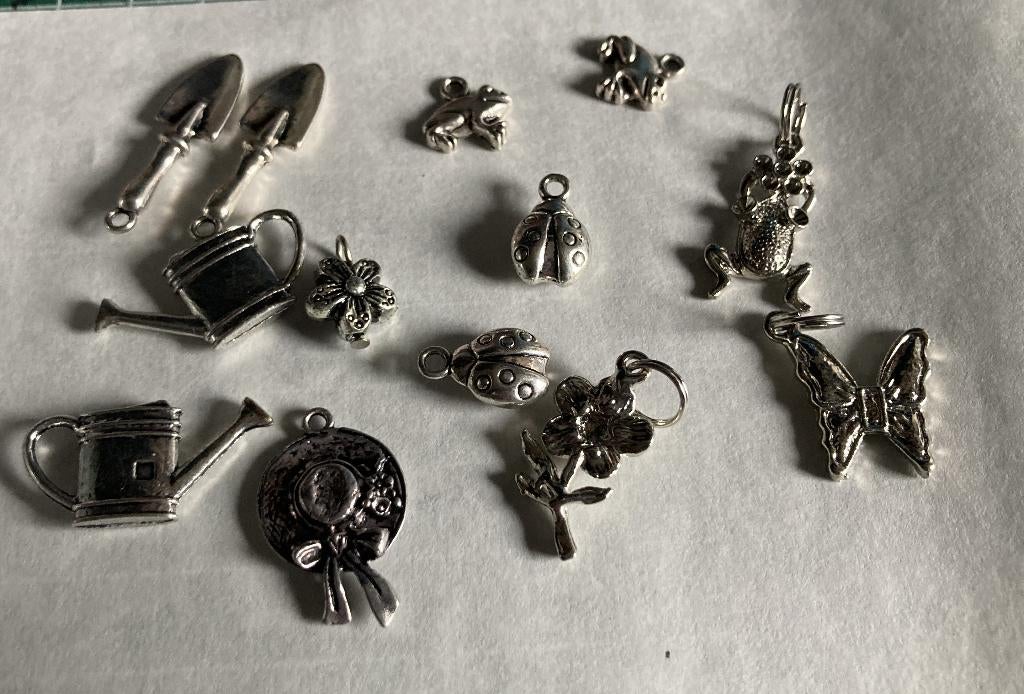 bedeltjes  zilverkleurig 13 stuks, Ophalen of Verzenden, Nieuw, Natuur, Overige typen