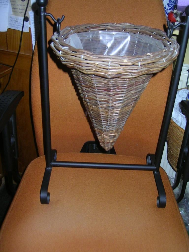 NIEUWE, Mooie, Gave, rieten mand in een metalen standaard., Huis en Inrichting, Woonaccessoires | Schalen en Manden, Nieuw, Mand