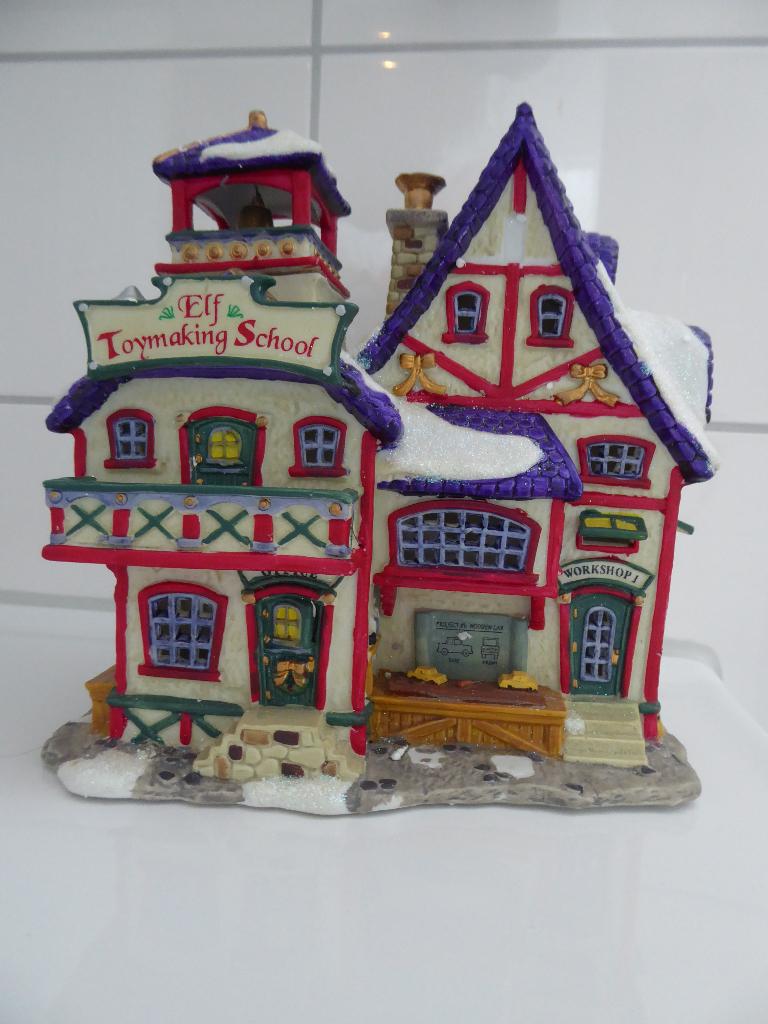 Lemax item - Elf Toymaker School -  ik ruim op, Diversen, Kerst, Ophalen of Verzenden, Zo goed als nieuw