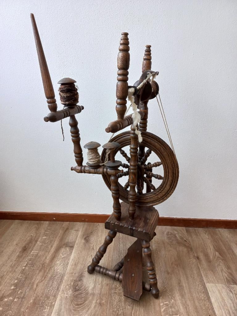 Spinnewiel, fraai bewerkt en goed werkend, Ophalen of Verzenden, Gebruikt, Spinnewiel