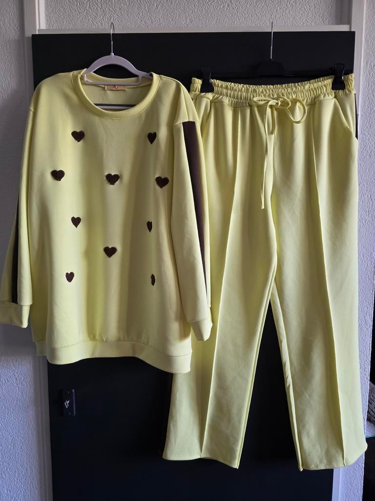Nieuw pak geel hart 42 44 46, Kleding | Dames, Ophalen of Verzenden, Nieuw, Maat 46/48 (XL) of groter, Geel