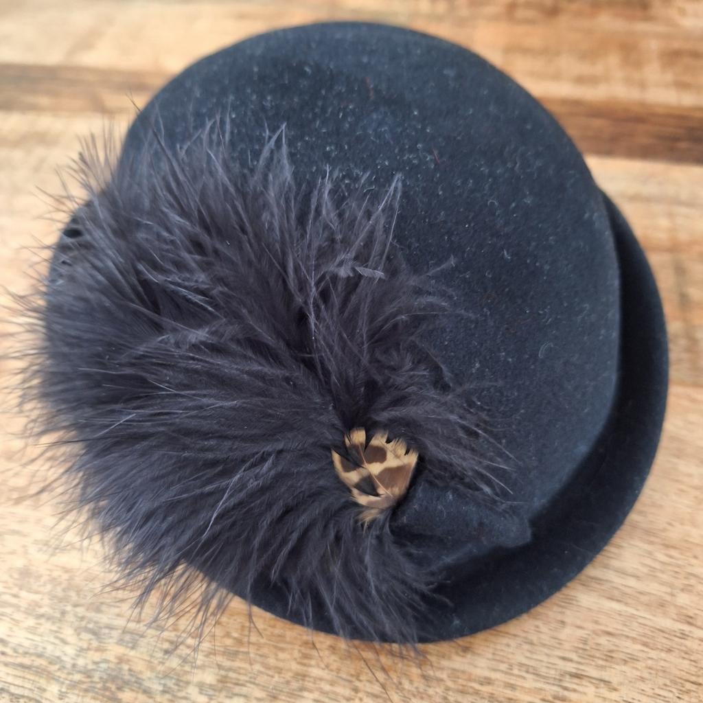 Vintage Pauline Hoed - Zwart met veren, Hoed, Pauline, Zo goed als nieuw, One size fits all