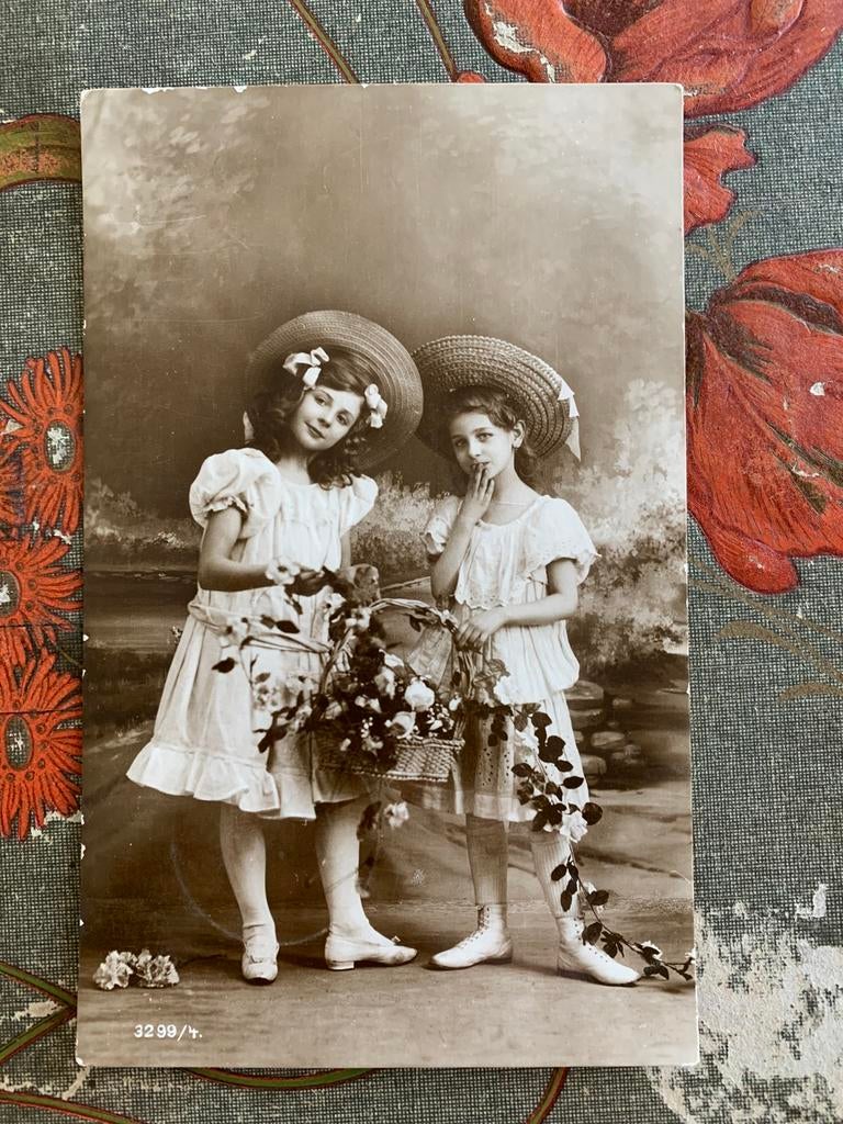 1908 Meisjes met rieten hoed en mandje bloemen (NN), Ophalen of Verzenden, Voor 1920, Gelopen, Kinderen