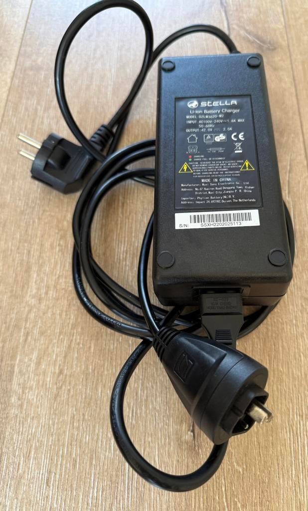 ORIGINEEL STELLA OPLADER ELEKTRISCH FIETSEN (TYPE 3), Fietsen en Brommers, Ophalen of Verzenden, Zo goed als nieuw