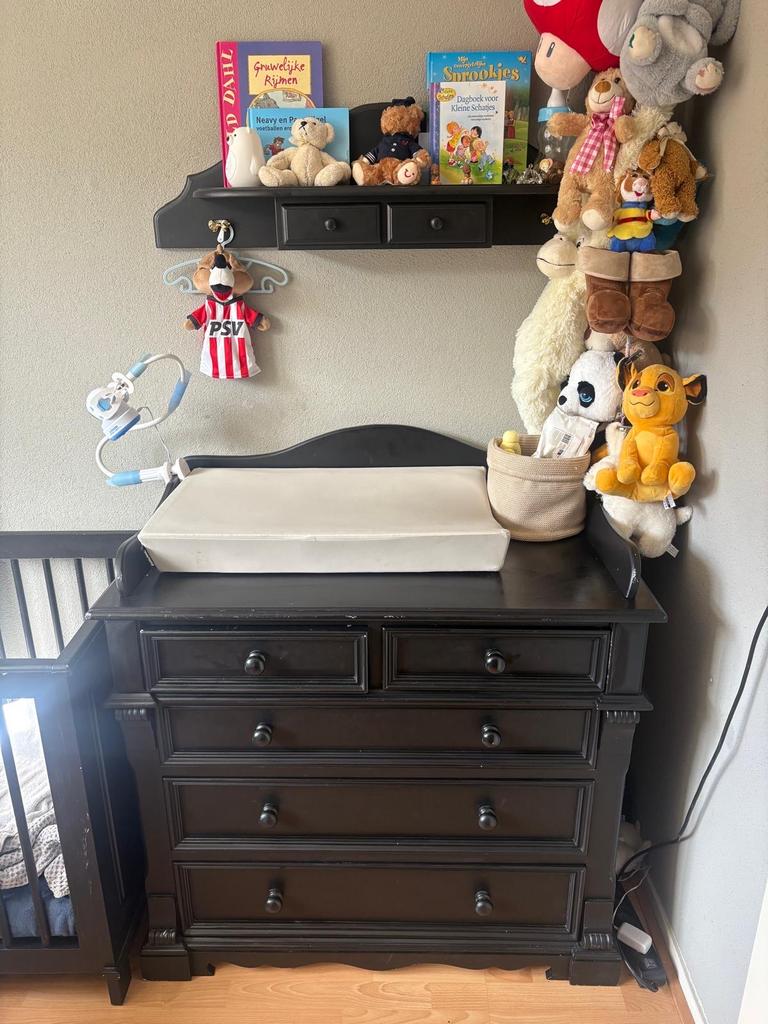 Ledikantje, commode en boekenplankje - Complete babykamer, Kinderen en Baby's, Kinderkamer | Commodes en Kasten, Gebruikt, 50 tot 70 cm