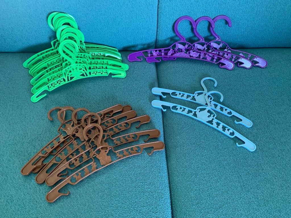 Baby en peuter kleerhangers, 23x: groen, bruin, blauw, paars, Ophalen of Verzenden, Zo goed als nieuw, Jongen