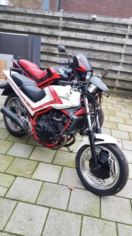 Honda VF 400 F 2 stuks compleet in onderdelen/demontage, Gebruikt, Ophalen of Verzenden