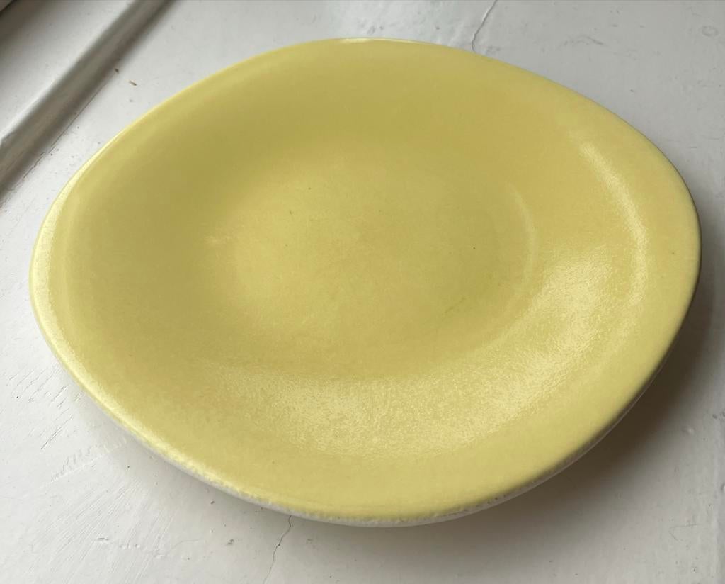 Vintage Victoria Maastricht Gebaksbordje Geel, Gebruikt, Ophalen of Verzenden, Bord(en), Effen