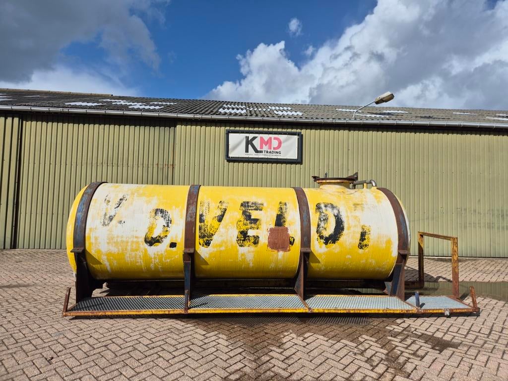 Gebruikte tank op containerslee te koop., Ophalen