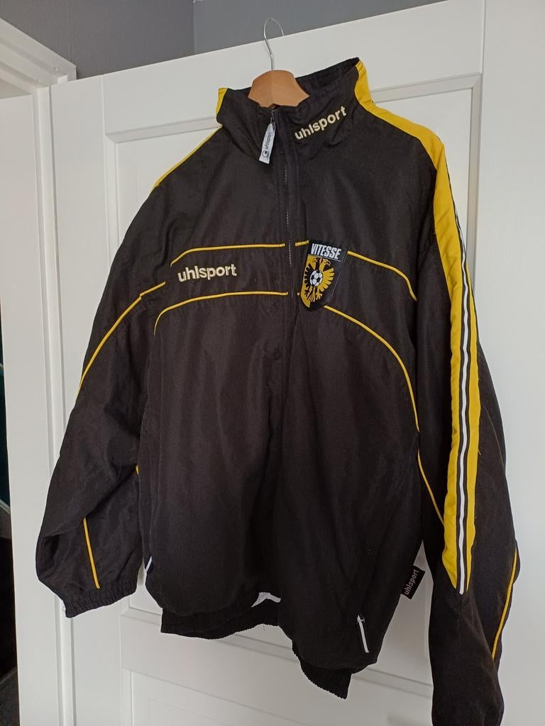 Te koop: Uhlsport Vitesse Trainingsjas Maat XL, Ophalen, Uhlsport, Zwart, Maat 56/58 (XL)