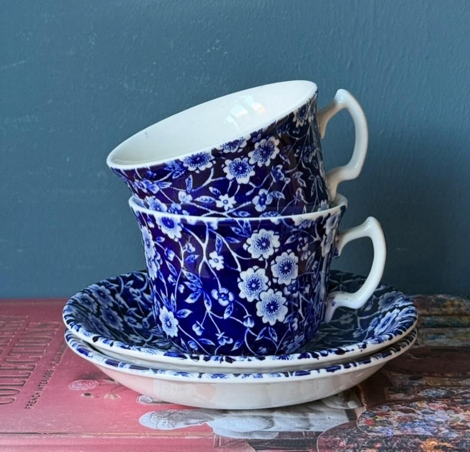 Burleigh Calico blue set van 2 kop en schotels, Antiek en Kunst, Antiek | Servies los, Ophalen of Verzenden