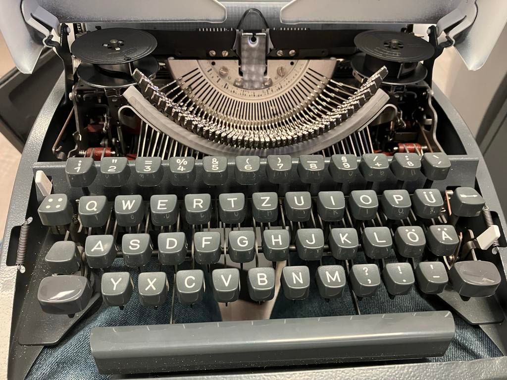 Olympia Monica typemachine in draagkoffer, Ophalen of Verzenden, Zo goed als nieuw