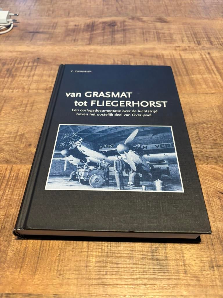 Van Grasmat tot Fliegerhorst, Ophalen of Verzenden, Tweede Wereldoorlog, Zo goed als nieuw, Luchtmacht