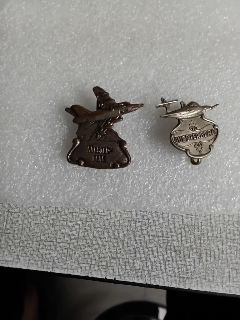2x metalen speldjes van ,vliegbasis" Soesterberg"., Verzamelen, Ophalen of Verzenden, Gebruikt