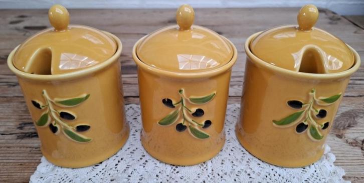 3 Gele Franse potjes met olijven reliëf, 1 knoflookpotje, -, -, Overige typen, Ophalen of Verzenden