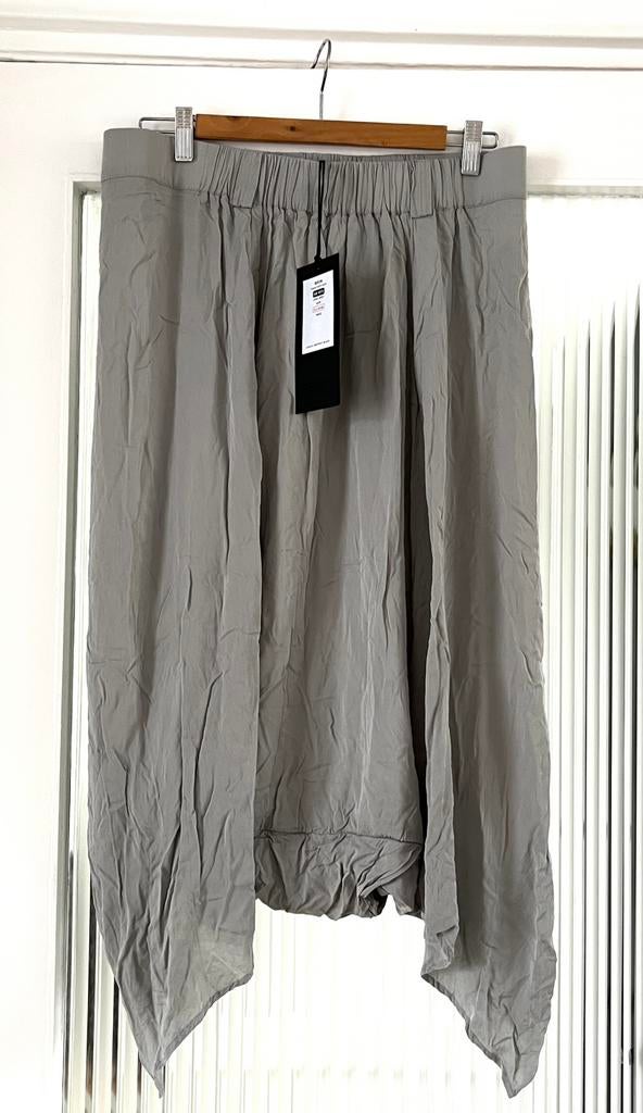 Nieuw met kaartje Studio B3: grijze mbroek maat 44/46, Kleding | Dames, Maat 42/44 (L), Nieuw, Ophalen of Verzenden, Grijs