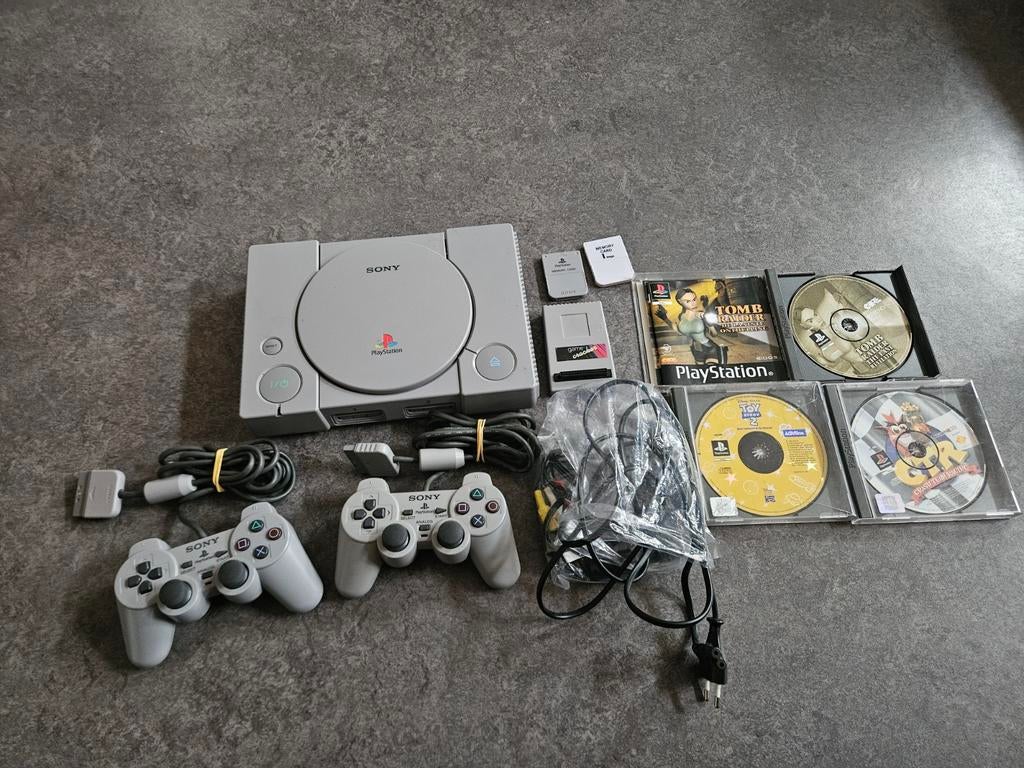 (PS1) set met 3 games en Game Cracker, Ophalen of Verzenden, Zo goed als nieuw, Met 2 controllers, Met games