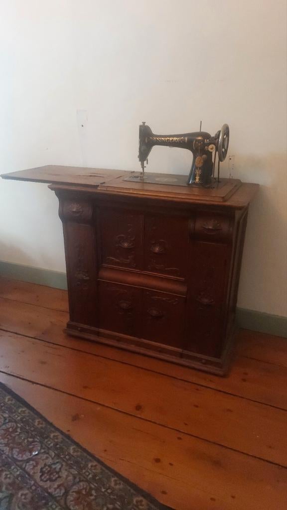 Naaimachine in meubel met houtsnijwerk., Ophalen