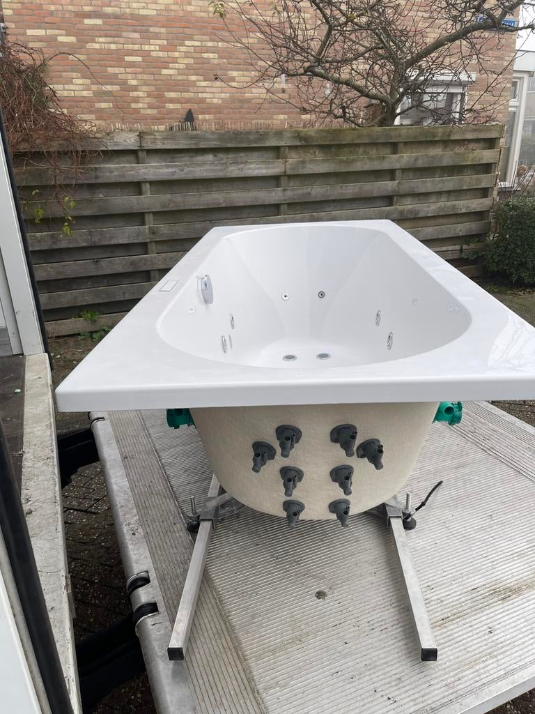 Nieuw Villeroy & Boch Whirlpool Ligbad 180x80 (zonder motor), Huis en Inrichting, Badkamer | Complete badkamers, Ophalen, Zo goed als nieuw