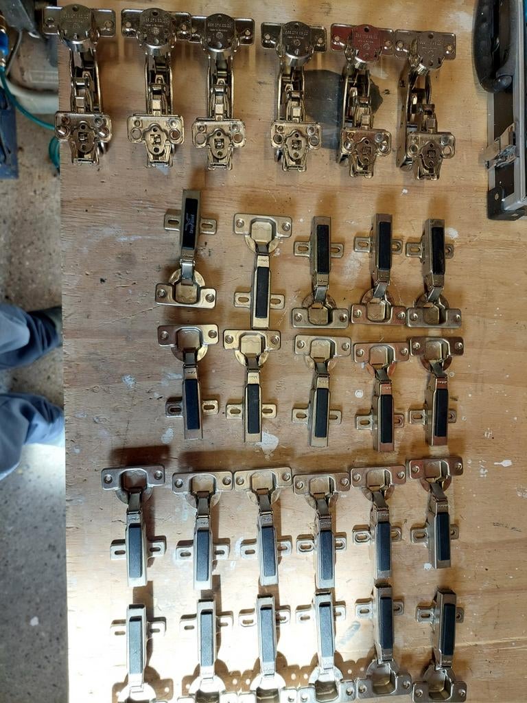 Diverse scharnieren en ophangsysteem, Ophalen of Verzenden, Scharnier