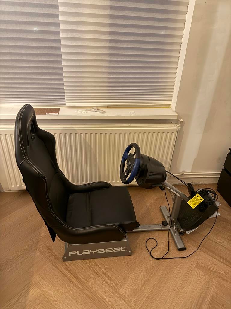 Playseat met Thrustmaster T150, Online, Gebruikt, 1 speler, Racen en Vliegen