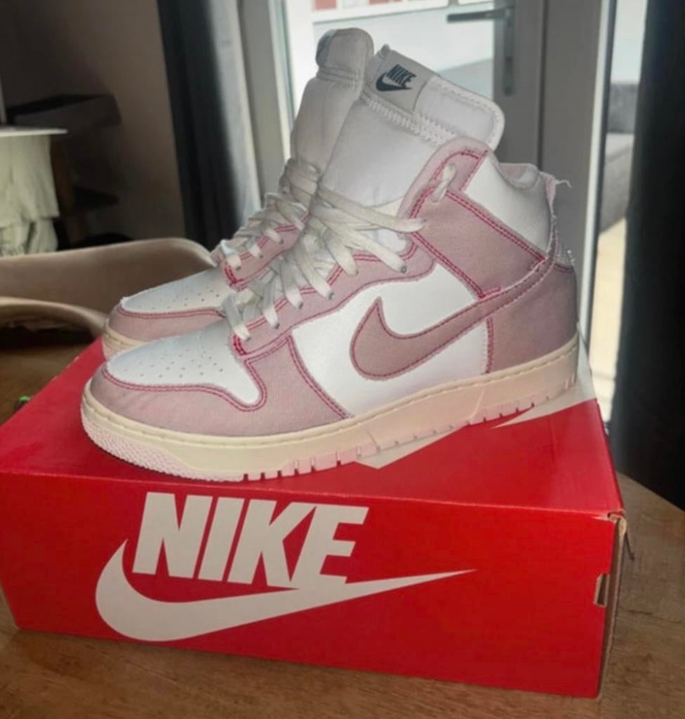 Nike Dunk High 1985 'Barely Rose Denim' maat 42,5, Kleding | Dames, Schoenen, Ophalen of Verzenden, Zo goed als nieuw, Roze, Sneakers of Gympen