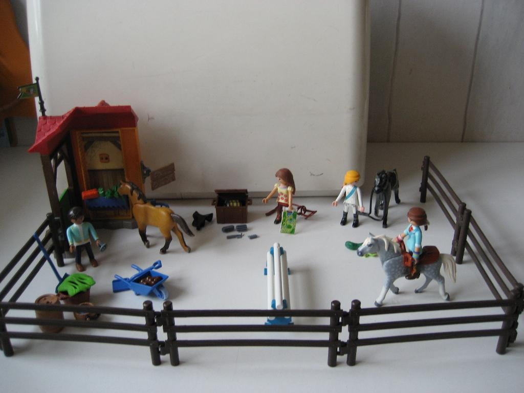 playmobil paardenweide met stal en verzorgers, Ophalen of Verzenden, Zo goed als nieuw
