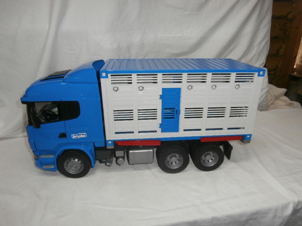 Bruder blauwe Scania truck met vee afzetcontainer en koe, Kinderen en Baby's, Speelgoed | Speelgoedvoertuigen, Ophalen, Zo goed als nieuw