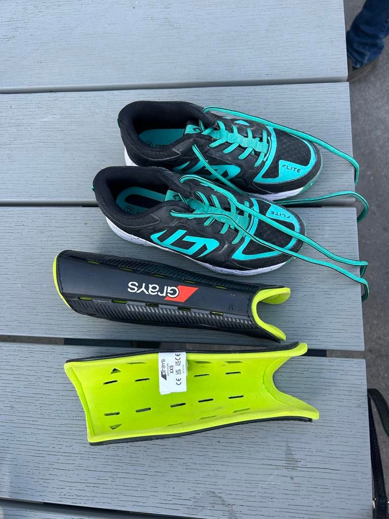 Hockeyschoenen en scheenbeschermers (Grays), Sport en Fitness, Hockey, Ophalen of Verzenden, Gebruikt, Schoenen