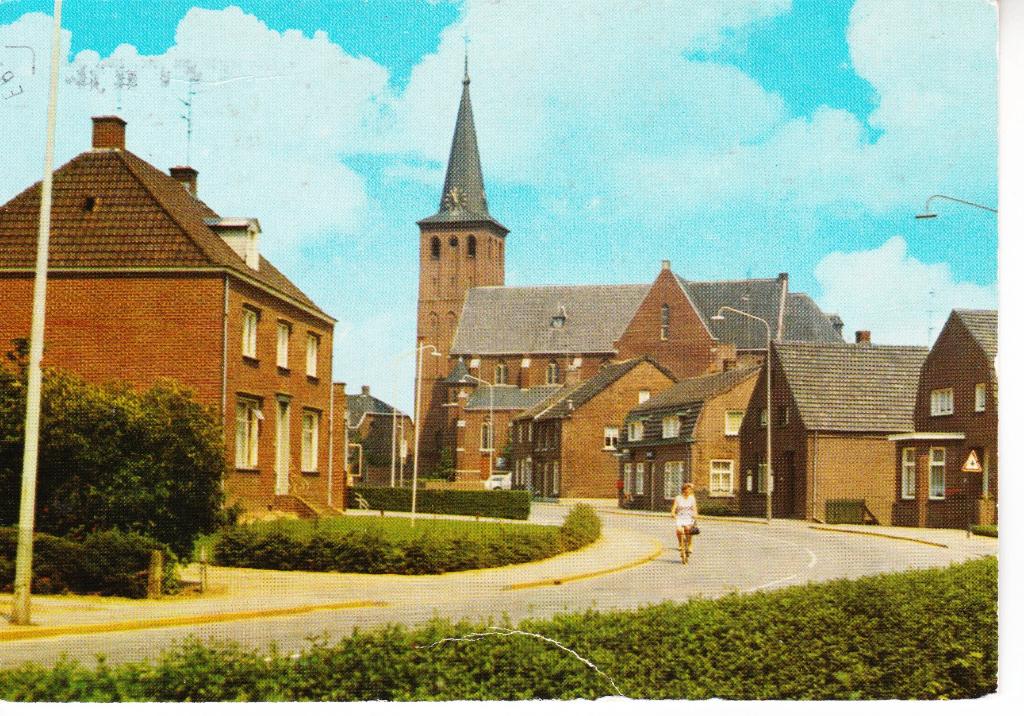 MEERLO,- Hoofdstraat met fietster.  31-03, Ophalen of Verzenden, 1960 tot 1980, Gelopen, Limburg