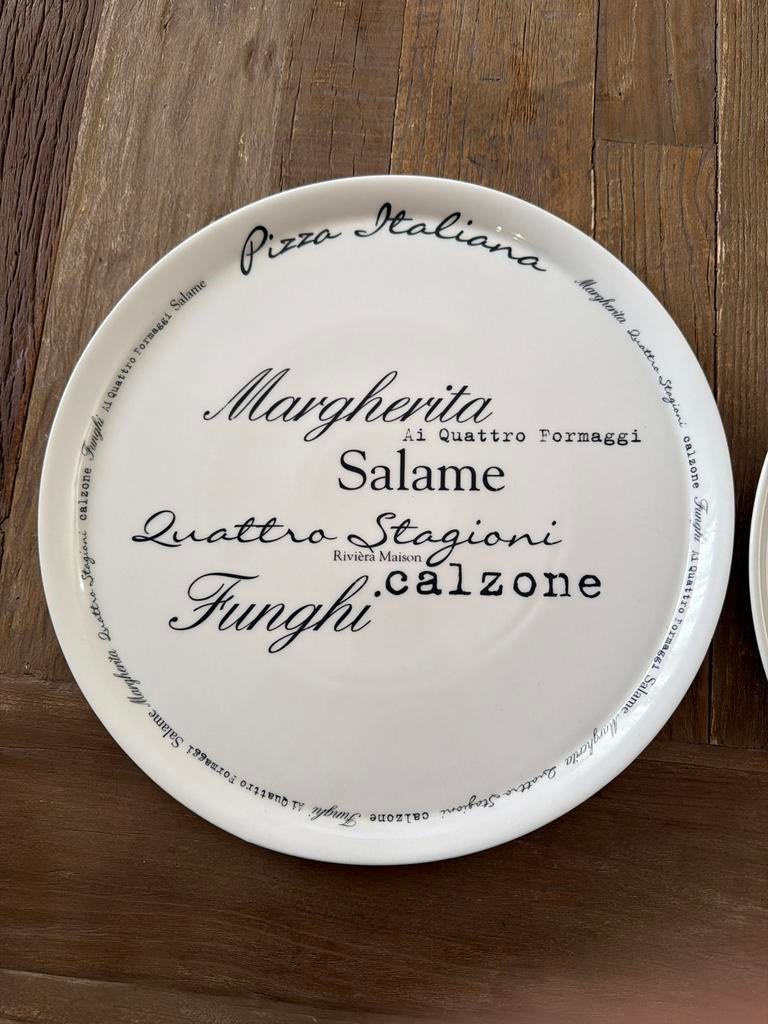 Rivièra Maison pizza borden 2 stuks - Zo goed als nieuw, Keramiek, Ophalen of Verzenden, Zo goed als nieuw, Bord(en)