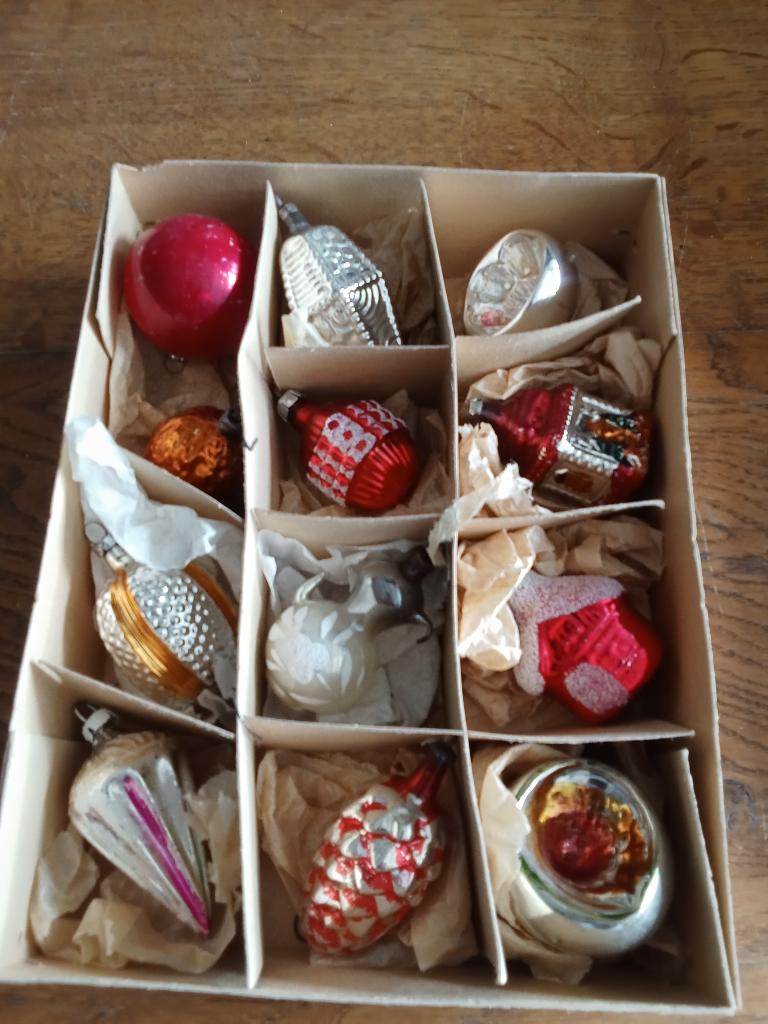 doos 17 bestaat uit 12 oude glazen kerstballen, Diversen, Kerst, Ophalen of Verzenden, Gebruikt