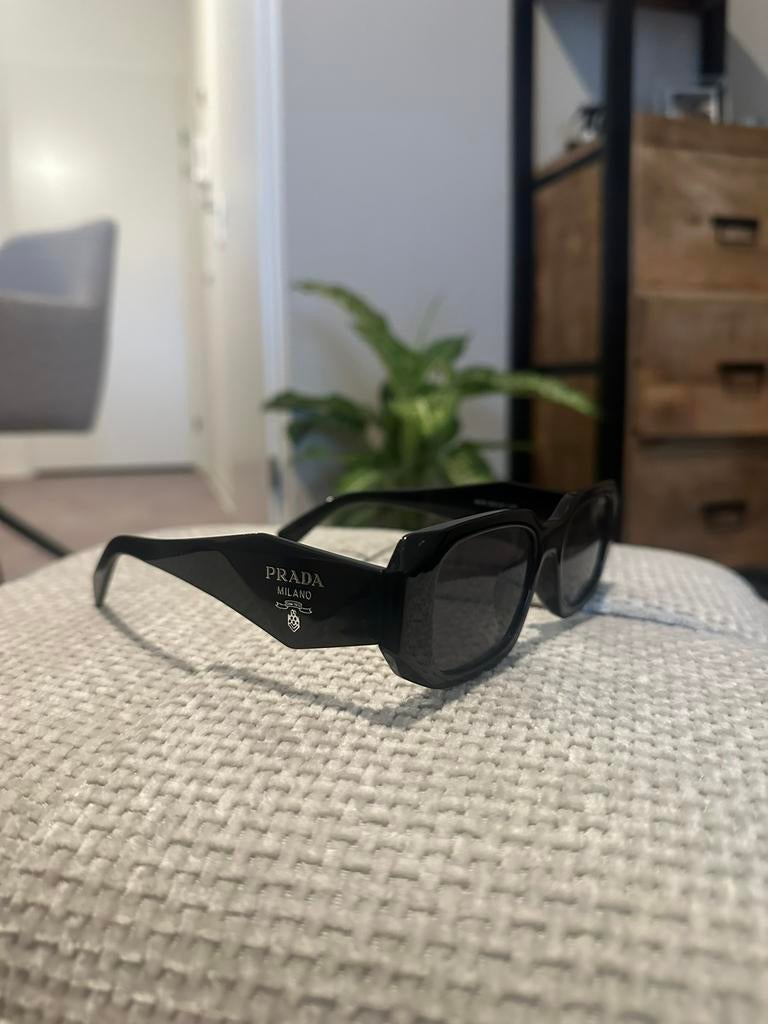 Prada zonnebril zwart, Ophalen of Verzenden, Zo goed als nieuw, Zwart, Overige merken