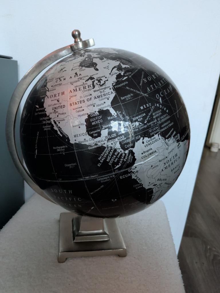 Stijlvolle Zwart-Zilveren Wereldbol Decoratie, Ophalen of Verzenden, Zo goed als nieuw