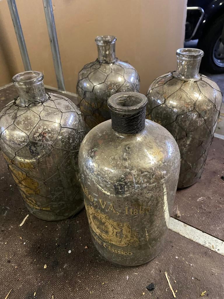 Aangeboden vier ik denk oude wijnflessen leeg, Ophalen of Verzenden, Zo goed als nieuw