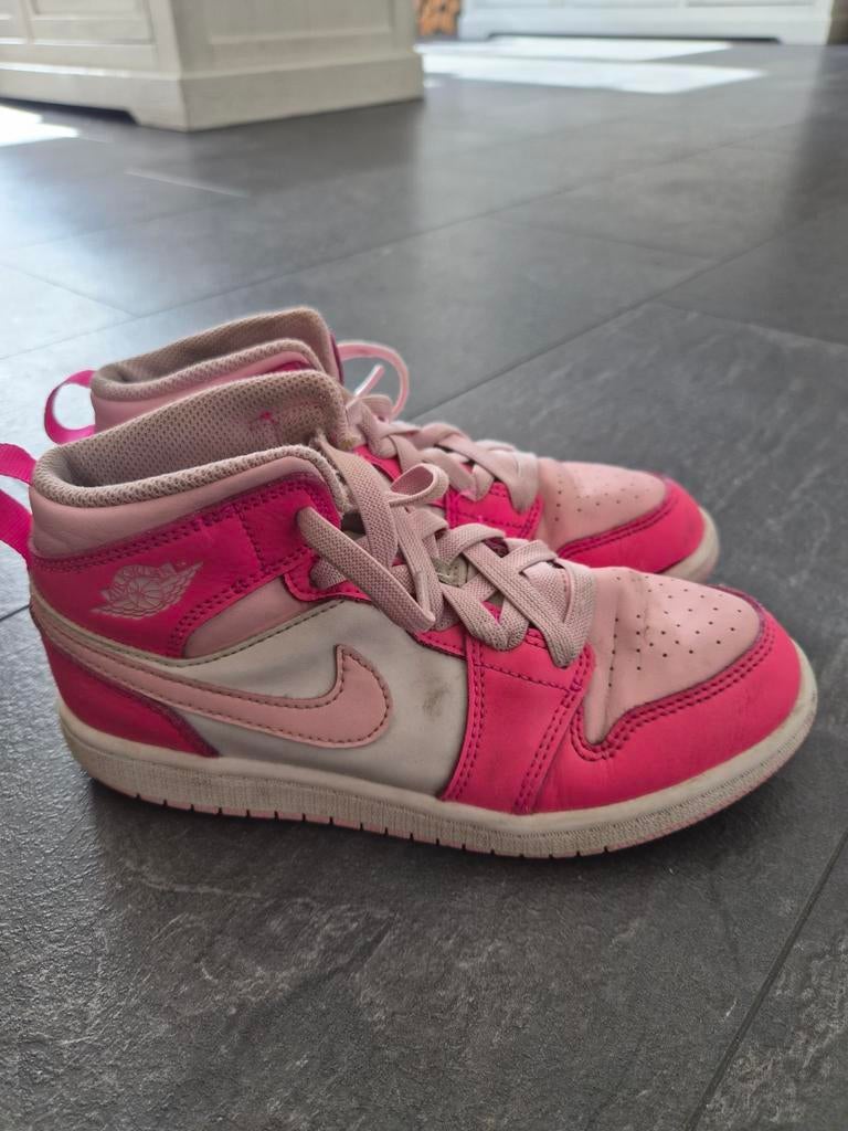 Roze Nike Air Jordan 1 Mid sneakers maat 35, Kleding | Dames, Schoenen, Nike Jordan, Ophalen of Verzenden, Sneakers of Gympen