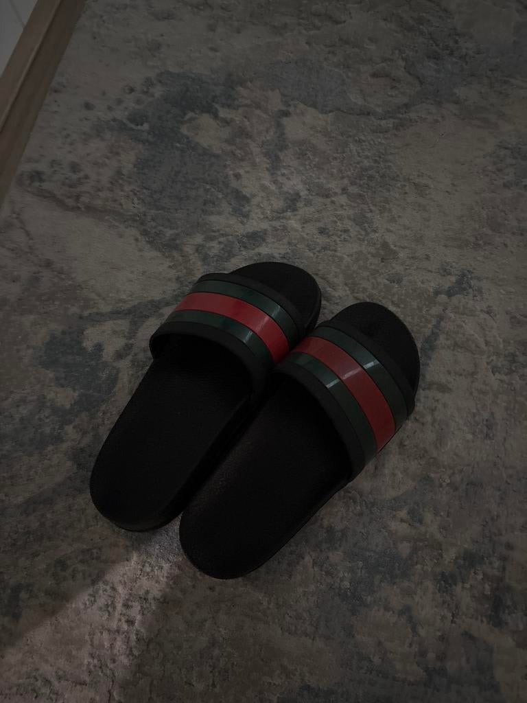 Gucci Slippers - Klassiek Zwart met Webstreep, Ophalen, Gedragen, Zwart, Slippers