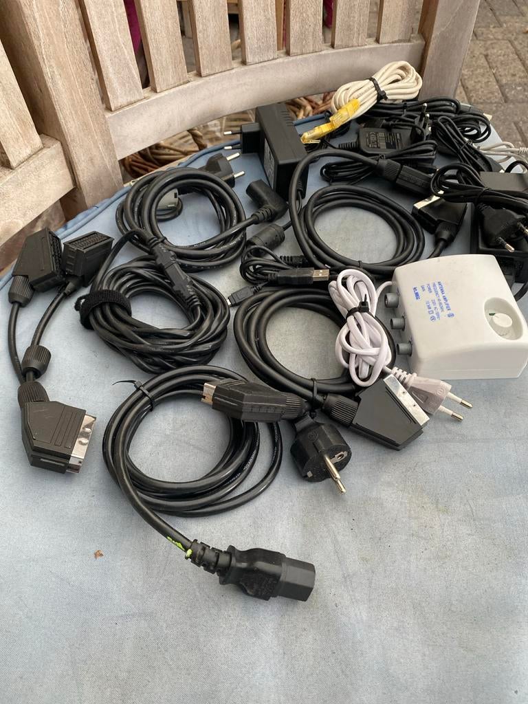 Diverse SCART-kabels en andere kabels, Audio, Tv en Foto, Audiokabels en Televisiekabels, Ophalen, Gebruikt, Minder dan 2 meter