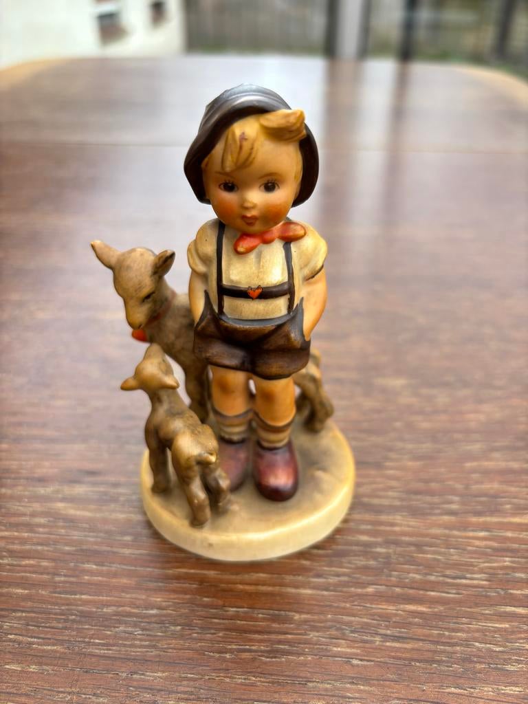Vintage Hummel beeldje: Jongen met geiten (Goebel), Ophalen, Zo goed als nieuw, Hummel