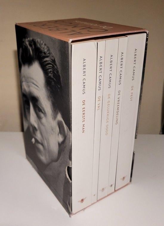 Albert Camus  - Verzamelde romans in cassette, Ophalen of Verzenden, Zo goed als nieuw, Nederland, Albert Camus