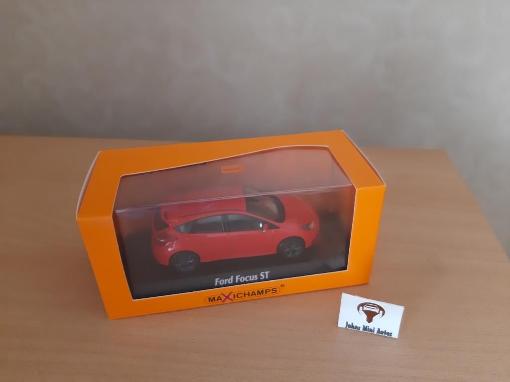 Ford Focus ST 2011 Racing Red van Maxichamps 1:43, Overige merken, Auto, Nieuw, Ophalen of Verzenden