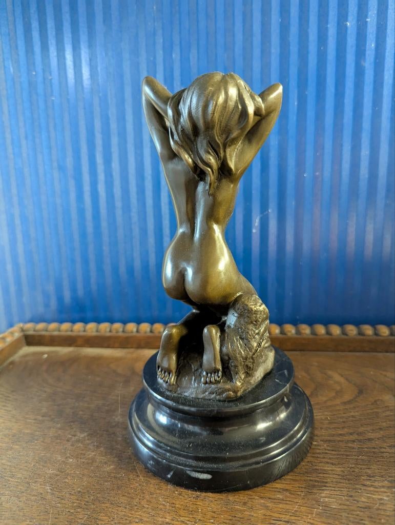 Bronzen beeldje naakte vrouw op marmeren sokkel, Ophalen of Verzenden