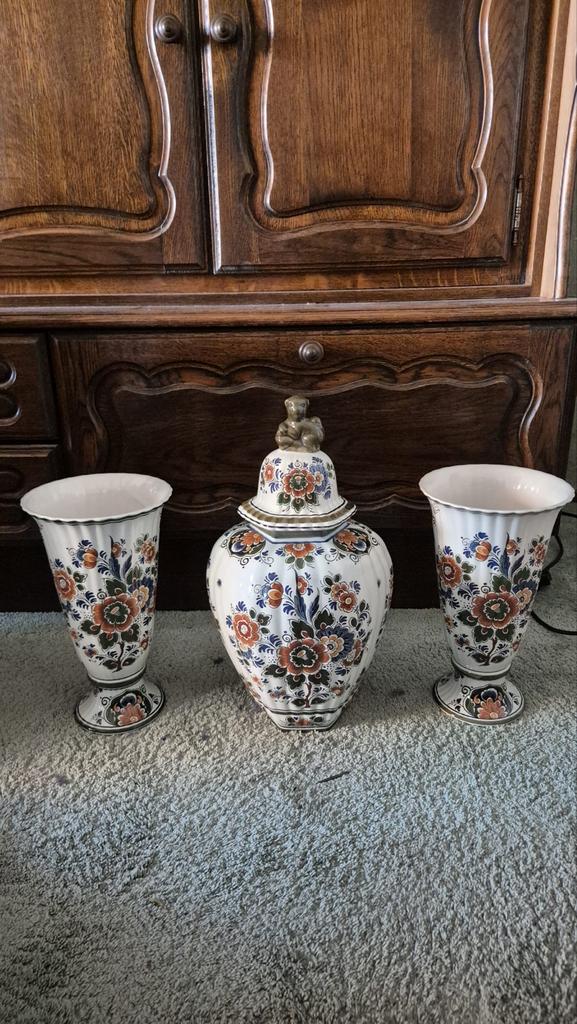 Delfts Polychroom dekselvaas met twee vazen, Antiek en Kunst, Antiek | Vazen, Ophalen