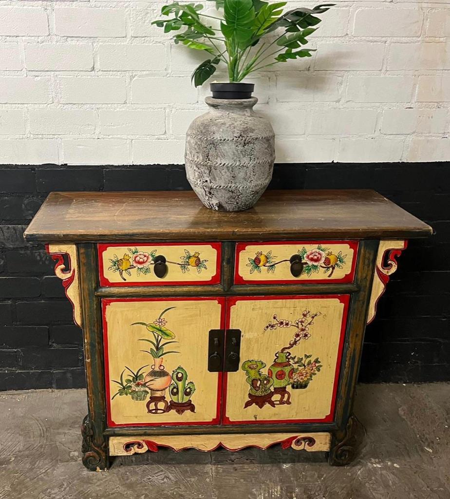 Chinees handbeschilderd altaar kastje 2 lades chinese, Verburgt Vintage, Gebruikt, 100 tot 150 cm, 1 of 2 laden