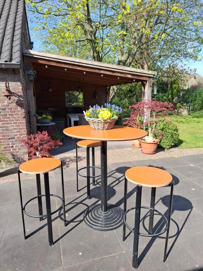 Hangtafel / Statafel met drie krukken, Ophalen, Zo goed als nieuw, Inclusief barstoelen