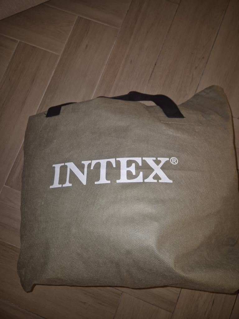 Intex Luchtbed met Ingebouwde Pomp - Comfortabel & Snel, Ophalen of Verzenden, Ingebouwde pomp, Zo goed als nieuw, 2-persoons