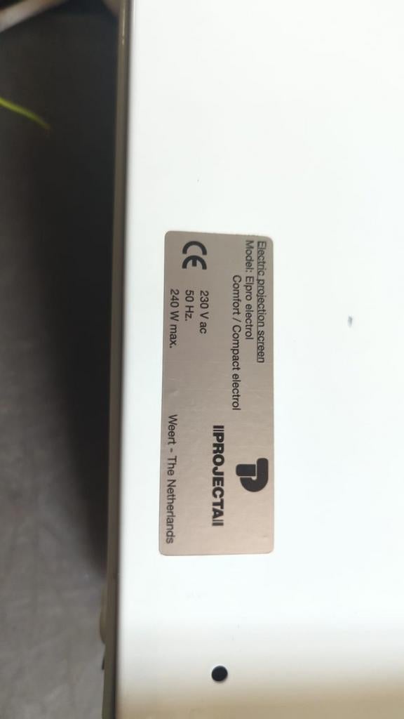 Projecta electrisch rolscherm, Ophalen