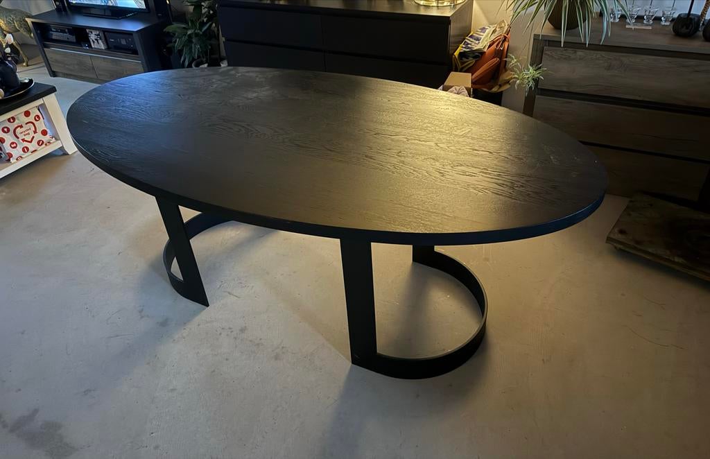 Ovale zwarte eettafel met stalen design poten, Ophalen, Gebruikt, 100 tot 150 cm, 200 cm of meer