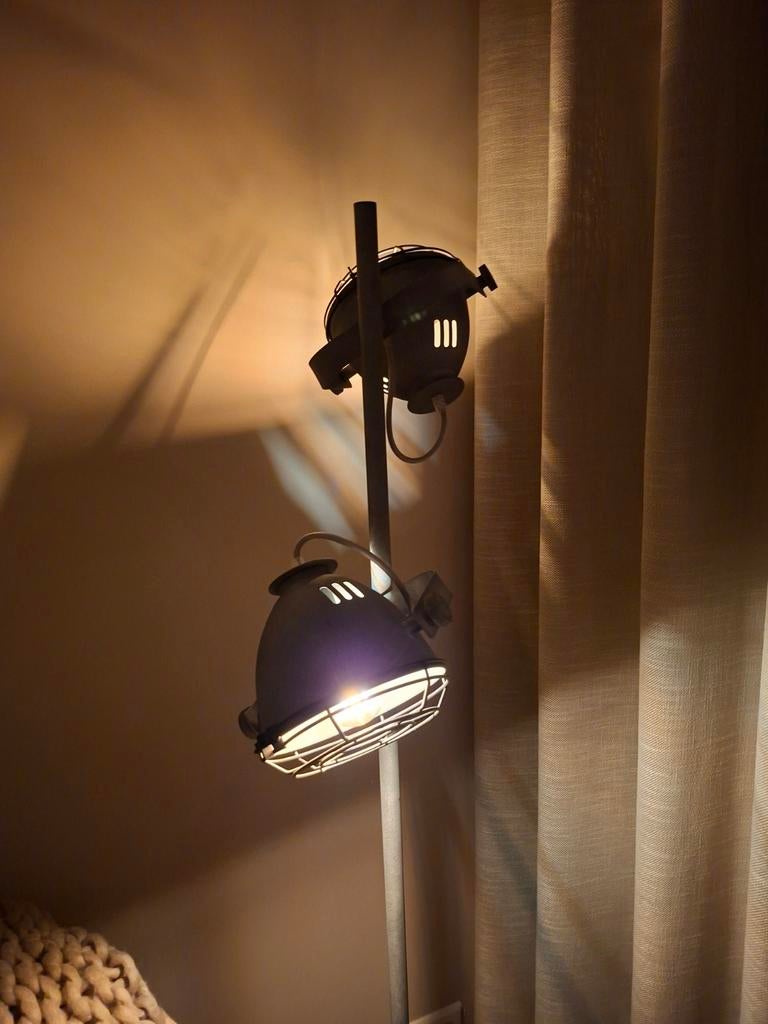 Staande beton lamp, Huis en Inrichting, Lampen | Vloerlampen, Ophalen of Verzenden