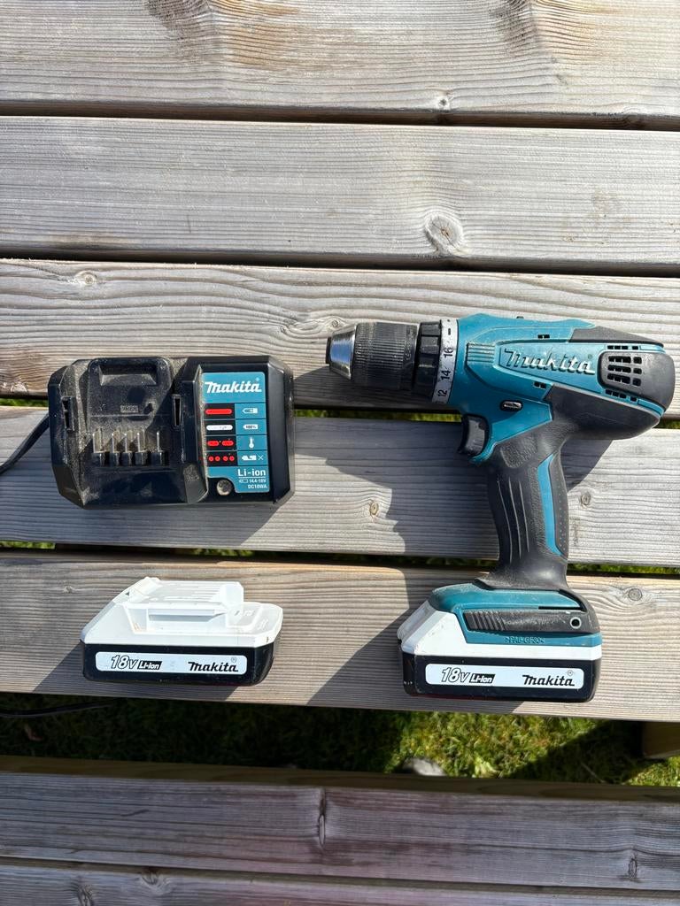Makita schroefboormachine DF457D met lader en accu's, Ophalen, Gebruikt, Minder dan 400 watt, Boor- en Schroefmachine